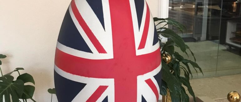 В Ужгороді кондитер Штефаньо виготовив 20-кілограмову «британську» писанку