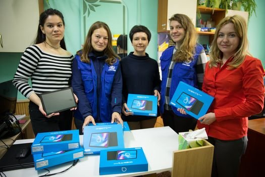 МОМ передала 8 планшетів Закарпатському обласному центру соціально-психологічної допомоги