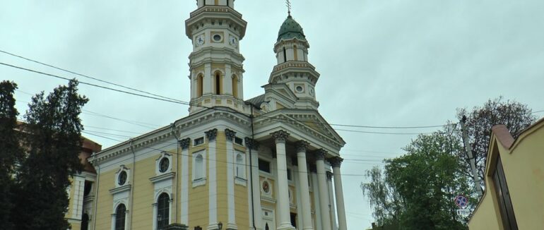 На час богослужінь та освячення пасок в Ужгороді буде перекрито рух на двох вулицях