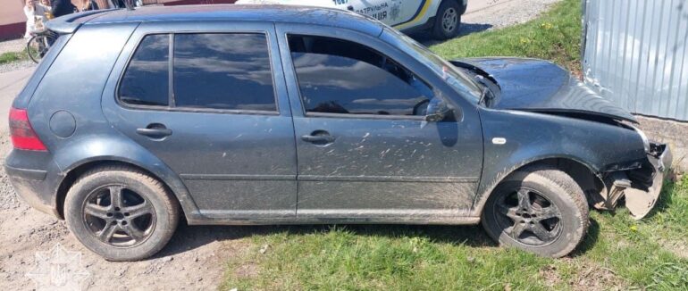 П’яна ДТП у Мукачеві: водій на швидкості в’їхав в огорожу житлового будинку