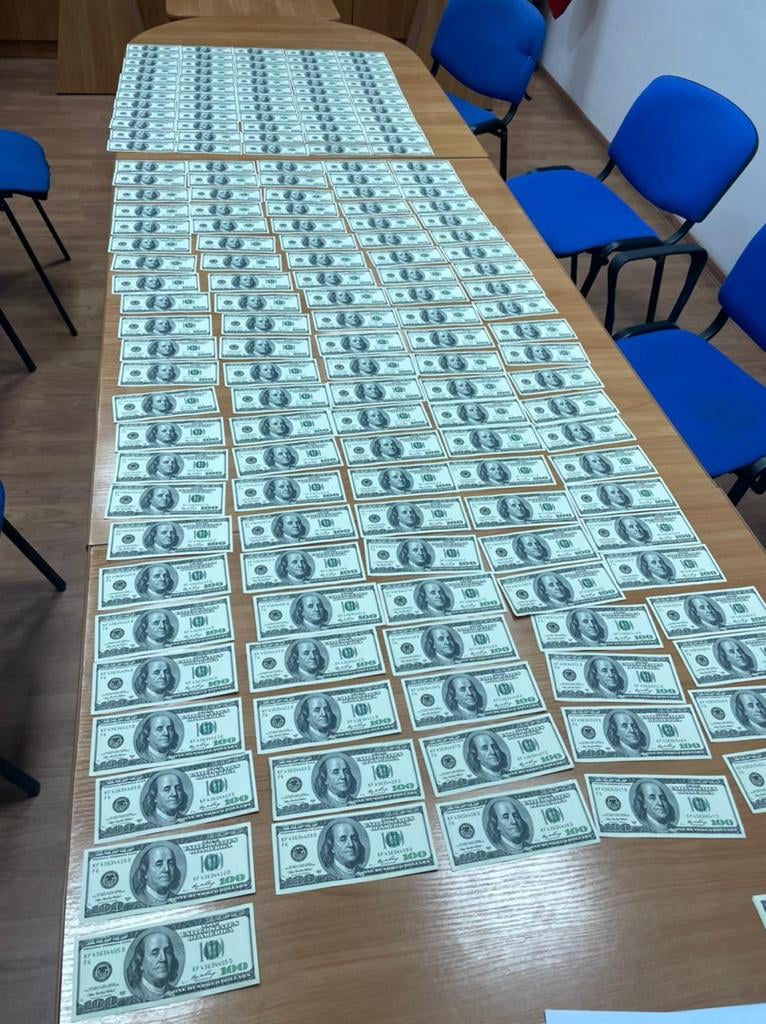 Вночі на закарпатському кордоні під час перевірки, на тілі жінки виявили 40 тисяч доларів