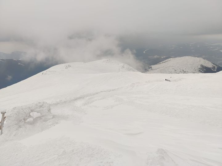 У Карпатах -2: На горі Піп Іван обмежена видимість та сніг