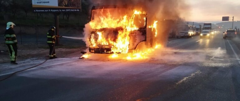 У Мукачеві на ходу вщент згорів пасажирський автобус