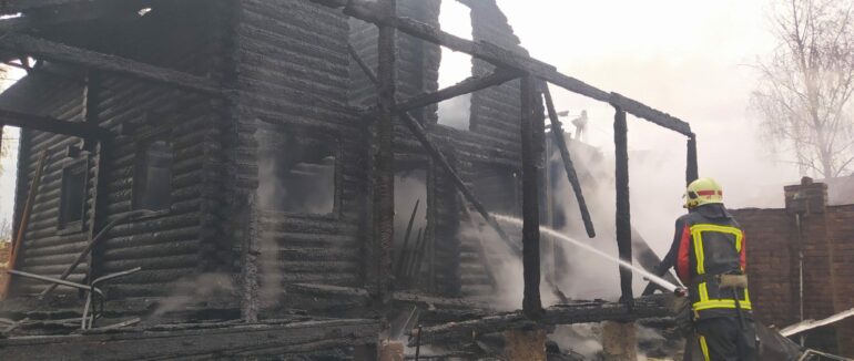 У Берегівському районі трапилася пожежа у двох дерев’яних будинках