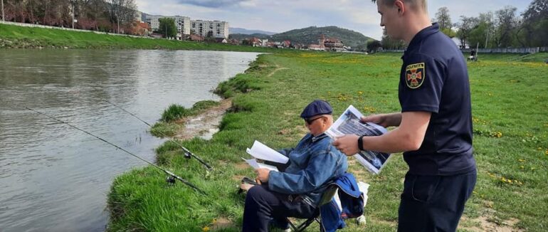 У Мукачеві на березі Латориці рятувальники провели профілактичний рейд з рибалками