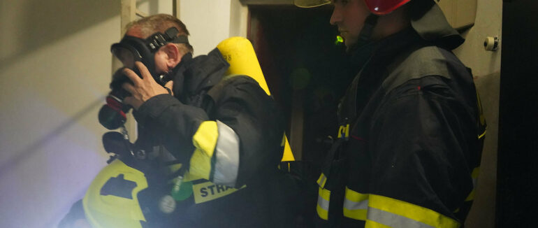 Нічна пожежа у квартирі багатоповерхівки в Ужгороді: власник перебував на балконі