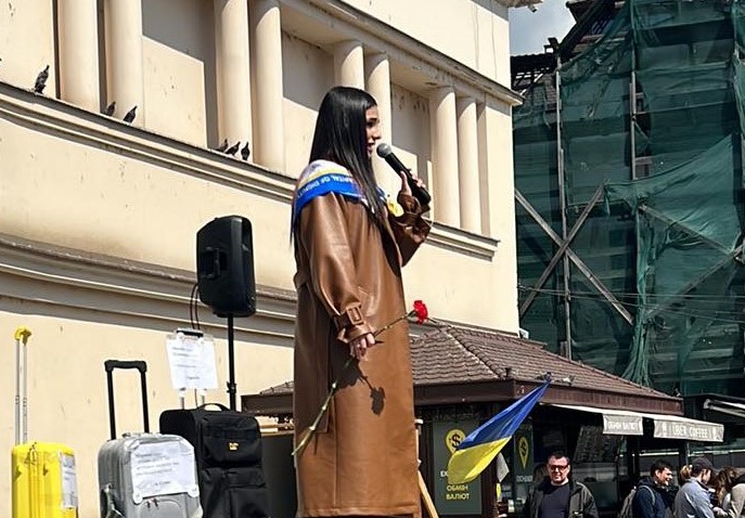 Анна Трінчер та ужгородці з валізами: в обласному центрі Закарпаття відбулася символічна мирна хода (ВІДЕО, ФОТО)