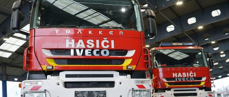 Словаччина передала закарпатським рятувальникам два пожежні автомобілі