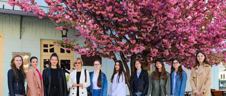 В Ужгороді відбувся урок англійської «під сакурами»