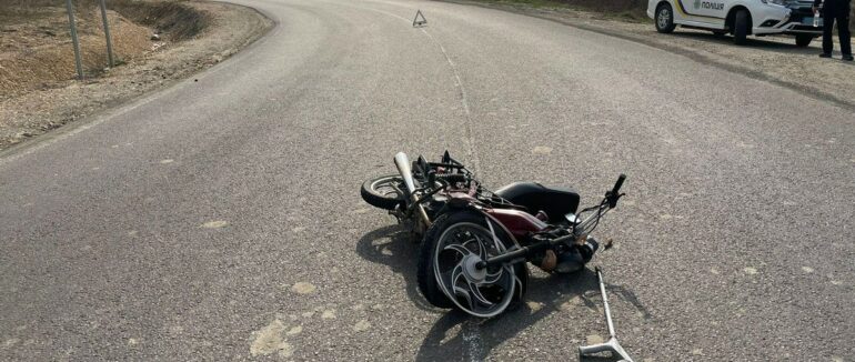 На Виноградівщині автомобіль зіштовхнувся з мотоциклістом: одна людина у реанімації