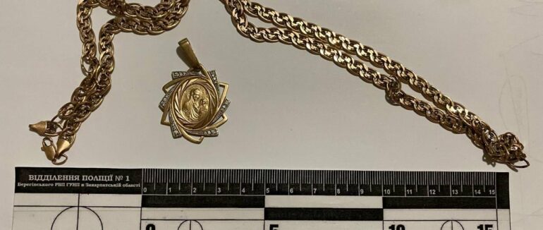 На Закарпатті троє чоловіків обікрали будинок