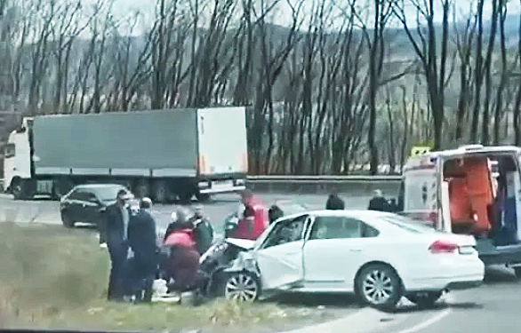 На Закарпатті трапилася автопригода: водійку затисло в автівці