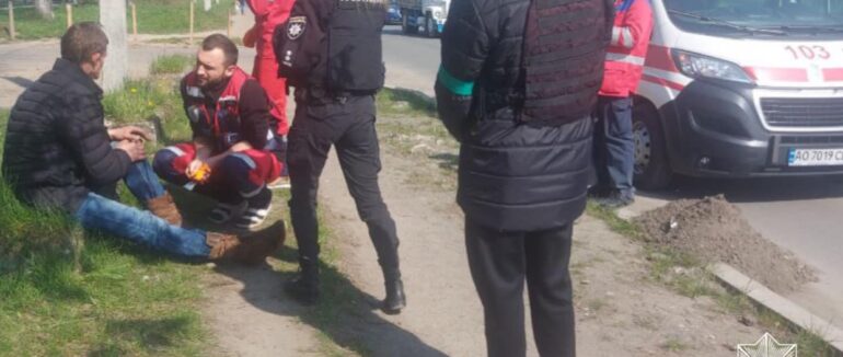 На Закарпатті чоловіку-переселенцю стало зле на вулиці