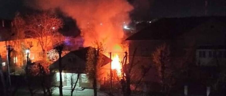 Вночі у Мукачеві сталася пожежа: вогонь було помітно за кілька кілометрів