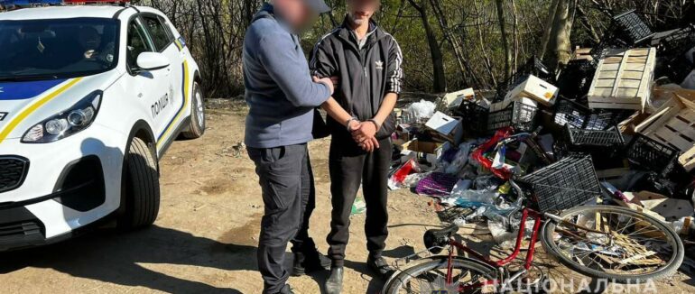 В Ужгороді зловмисник проник до чужого дворогосподарства та викрав звідти велосипед