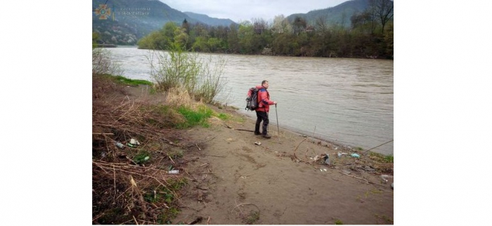 Водія, що кілька днів тому з’їхав на Закарпатті в річку і зник, досі не знайшли