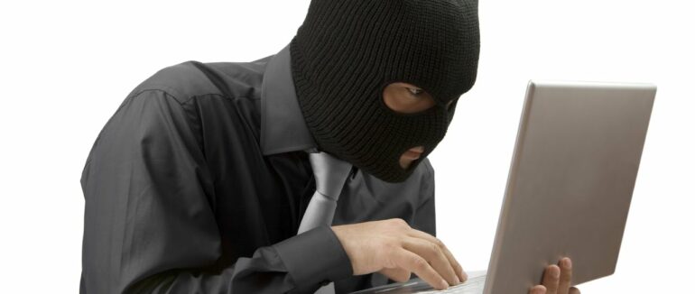 «Допомагають переселенцям»: шахраї виманюють гроші у закарпатців