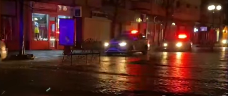 У центрі Мукачева поліцейський освідчився своїй другій половинці