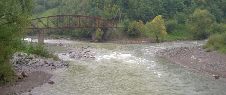 В Рахівському районі автомобіль з’їхав у річку: водія шукають рятувальники
