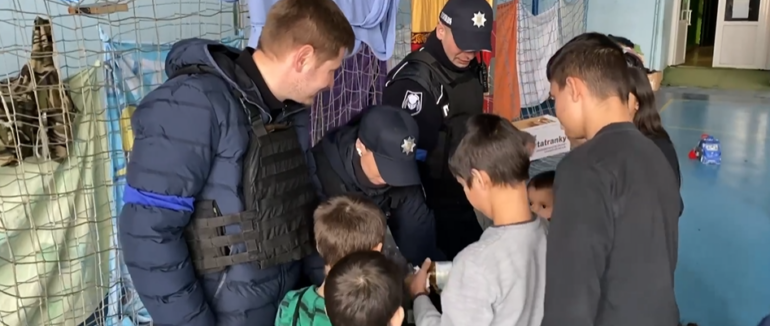 Ужгородські патрульні піклуються про дітей-переселенців