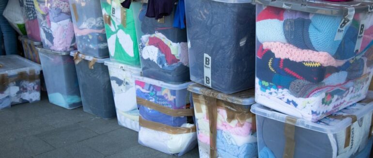 Безкоштовний одяг, іграшки, та ковдри: де в Ужгороді переселенці можуть отримати допомогу