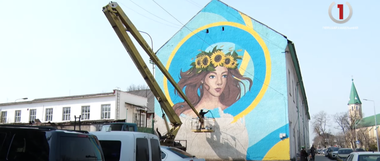 30 літрів фарби для шедевру: 26-річна харківчанка створює патріотичний мурал у Виноградові (ВІДЕО)