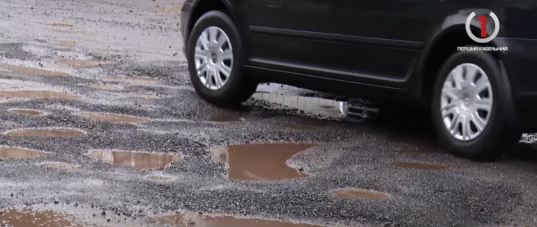 Асфальт розтанув разом зі снігом: бездоріжжя Мукачівської ТГ (ВІДЕО)