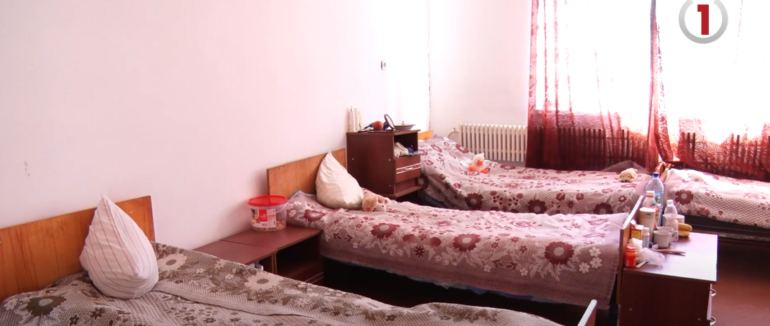 Дитячий табір став домівкою для переселенців: як живуть внутрішньо переміщені особи на Хустщині (ВІДЕО)