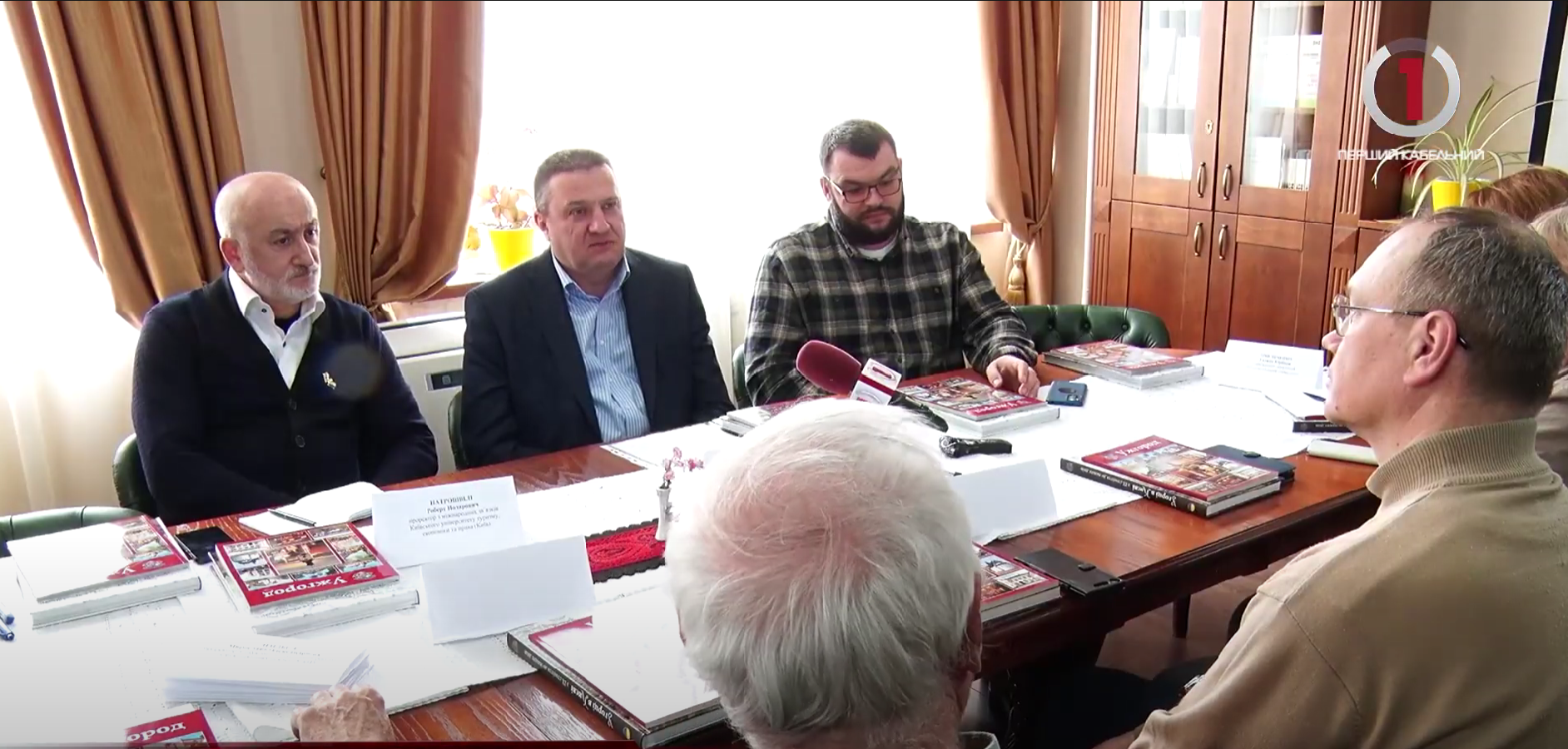 «Вчені допомагають вченим»: в УжНУ відбувся круглий стіл із викладачами-переселенцями (ВІДЕО)
