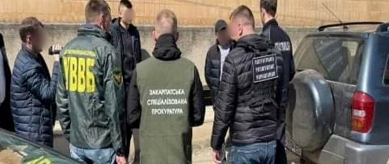 В Ужгороді затримали Закарпатця, коли він заплатив $1 тисячу хабаря