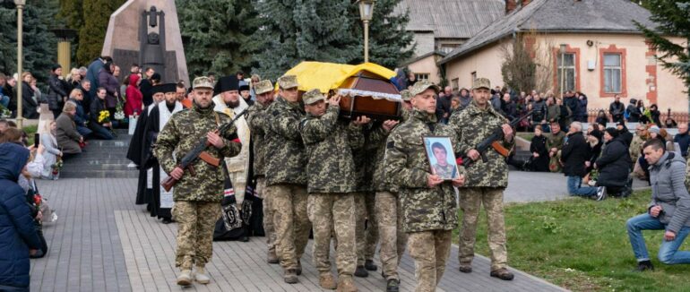 В Ужгороді попрощалися з загиблим розвідником Святославом Сойком, який приїхав з Франції