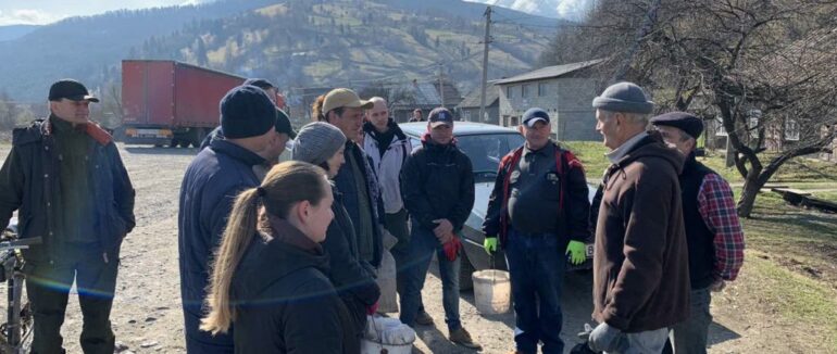На Рахівщині місцеві жителі спільно з переселенцями організували толоку