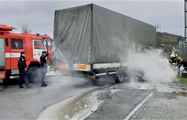 В Мукачеві під час руху спалахнула вантажівка