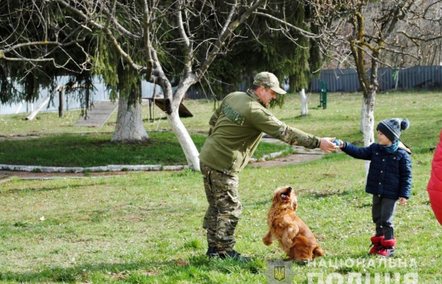 До кінологічного центру поліції Закарпаття завітали діти-переселенці