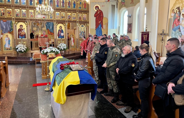 На Закарпатті попрощалися з полеглими воїнами Іваном Антоликом та Ярославом Романовим