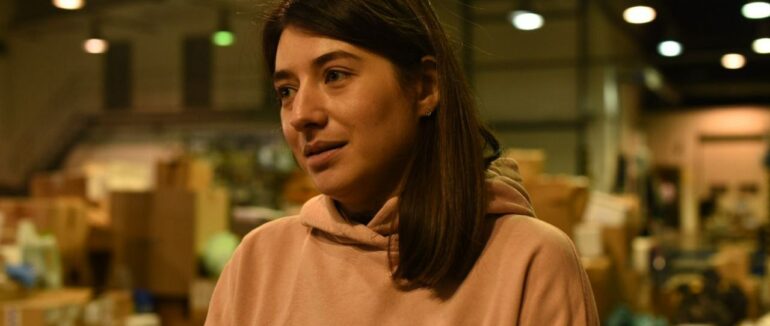 «У війни немає вихідних, їх нема і в нас»: дівчина за фахом провізор допомагає на закарпатському гуманітарному хабі