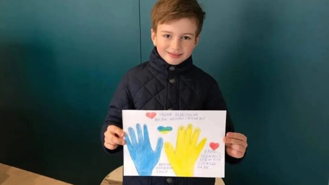 Діти з Ужгорода передали малюнки військовим на передову