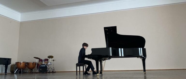 У підтримку бійців: юний піаніст Олександр Лучков підготував сольний концерт (ФОТО, ВІДЕО)