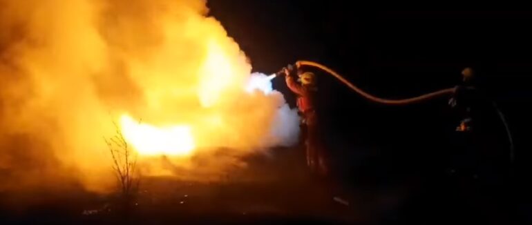 Палили шини у Великодню ніч: на Ужгородщині рятувальники гасили пожежу