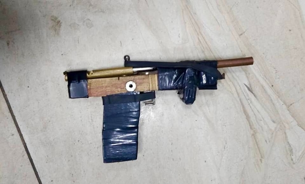 В Ужгороді затримали приїжджого чоловіка із саморобною зброєю