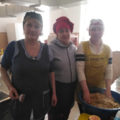 На Міжгірщині господині згуртувались та готують домашні смаколики для українських військових