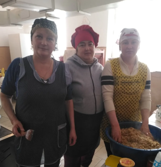 На Міжгірщині господині згуртувались та готують домашні смаколики для українських військових