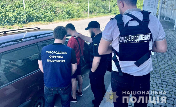 Закарпатський експосадовець виготовляв підроблені документи для виїзду чоловіків призовного віку за кордон