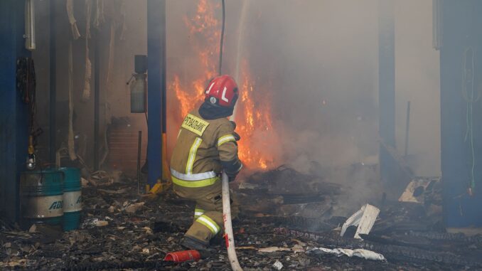 Біля Ужгорода горіла СТО: близько півтори години тривала ліквідація