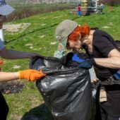 Подяка за гостиність: переселенці прибрали сміття та заспівали гімн України