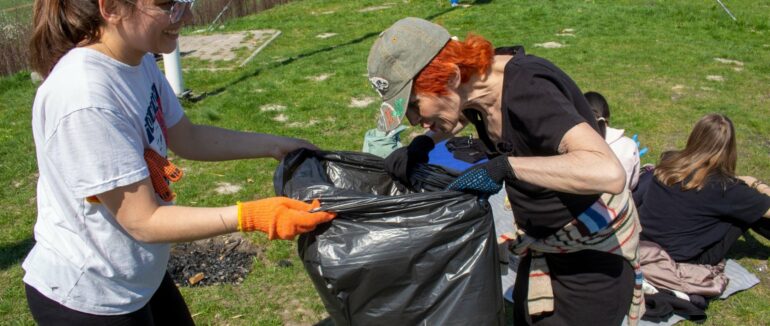 Подяка за гостиність: переселенці прибрали сміття та заспівали гімн України