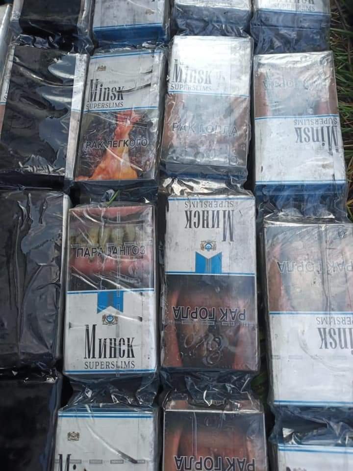 Під час огляду вантажного потягу закарпатські прикордонники виявили контрабандні сигарети та GPS-трекер