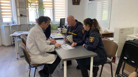 Практичне заняття з керівництвом та працівниками районної лікарні провели рятувальники в Рахові