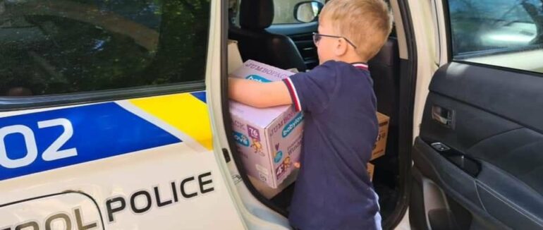 Патрульні Ужгорода доставляють гуманітарну допомогу вимушеним переселенцям