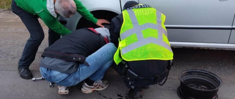 Поблизу Мукачева поліцейські допомогли водію у якого сталася біда